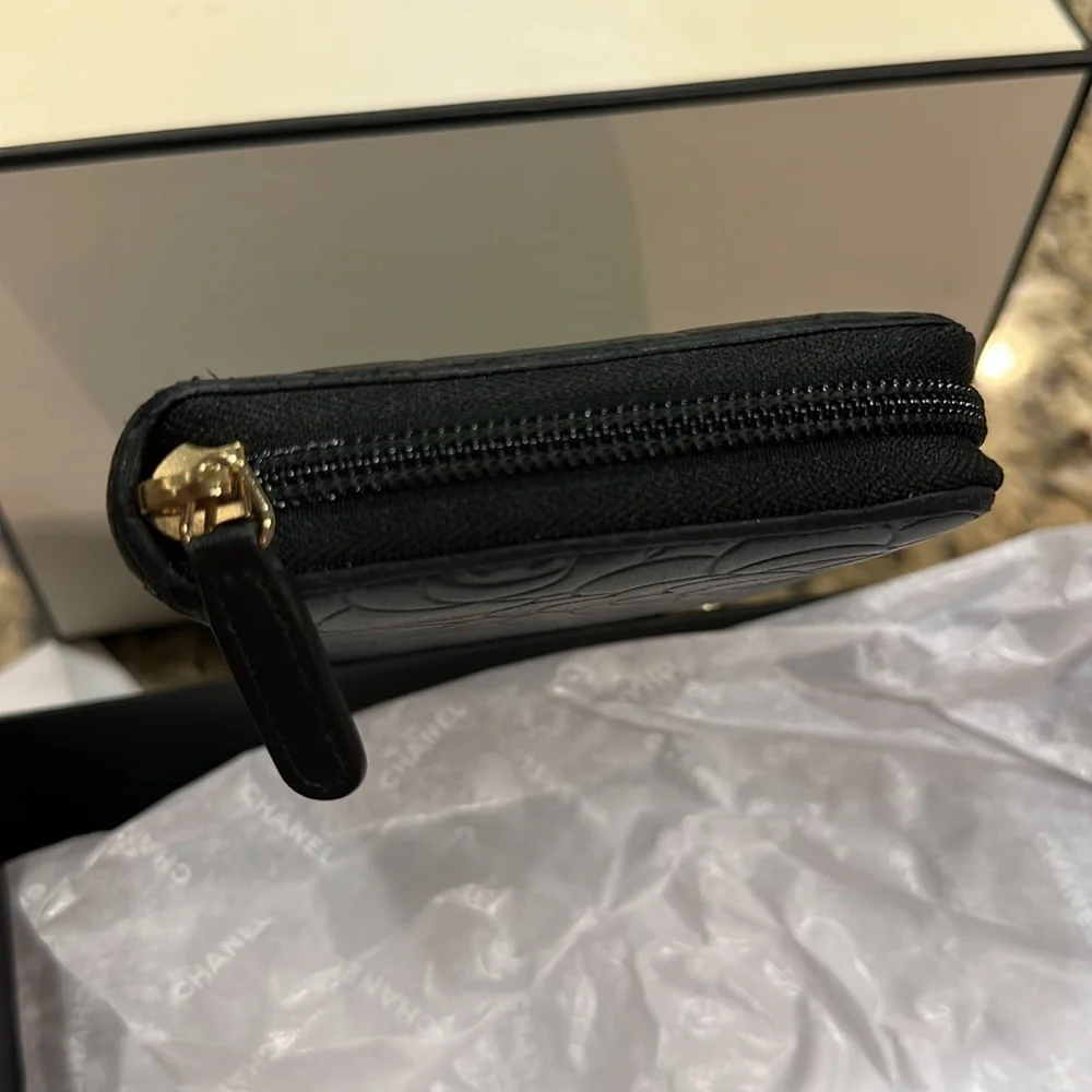 CHANEL Black leather Floral Camellia Embossed Wallet CC Gold Logo